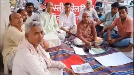समस्तीपुर: रेलवे विस्तार एवं विकास मंच ने DRM चौक पर यात्री शेड में विभिन्न समस्याओं को लेकर बैठक का किया आयोजन