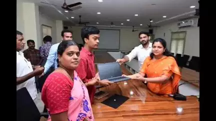 భీమవరం: ల్యాప్ ట్యాప్‌లను ఉచితంగా అర్హత కలిగిన విభిన్న ప్రతిభావంతులైన ఎనిమిది మందికి అందజేసిన కలెక్టర్ నాగరాణి