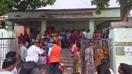 ରାୟଗଡା: ଉକ୍କାମ୍ବା ପଞ୍ଚାୟତ କାର୍ଯ୍ୟାଳୟ ପରିସରରେ ବିକାଶ ବାହନ କାର୍ଯ୍ୟକ୍ରମ ଅନୁଷ୍ଠିତ