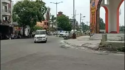 વડોદરા: વિમાન દુર્ઘટનામાં મૃતક ભાવિક મહેશ્વરીનો મૃતદેહ વાડી ખાતેના નિવાસ્થાને લવાયો,અંતિમ યાત્રામાં લોકો મોટી સંખ્યામાં જોડાયા