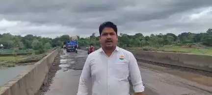 કપરાડા: વડખંભા પાર નદી પાસે પુલની દુર્દશા જોઈ સ્થાનિક આદિવાસી અગ્રણી દિવ્યેશ પટેલે પ્રતિક્રિયા આપી#Jansamasya