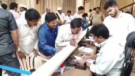 అర్హులైన వారందరికీ పెన్షన్లు అందజేయాలని కలెక్టర్ శ్యాన్మోహన్‌కు సీపీఎం నగర కమిటీ సభ్యులు వీరబాబు వినతి