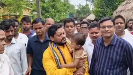 କେନ୍ଦ୍ରାପଡା: ଷାଠିଏବାଟି ଗ୍ରାମର ପ୍ରଶାନ୍ତ ଦାସଙ୍କ ବଜ୍ରପାତରେ ମୃତ୍ୟୁ, ସୂଚନା ପାଇ ଶୋକସନ୍ତପ୍ତ ପରିବାର ଲୋକଙ୍କୁ ଭେଟିଲେ ମହାକାଳପଡା ବିଧାୟକ