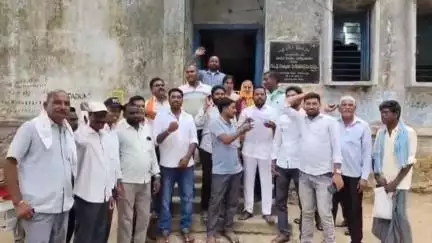 సిర్పూర్ టి: కౌటాల తహసీల్దార్ కార్యాలయం ముందు 49 జీవోను రద్దు చేయాలని డిమాండ్ చేస్తూ ఆందోళన చేసిన బీజేపీ నాయకులు