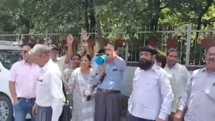 बड़गांव: भुगतान की मांग को लेकर ठगी पीड़ितों ने कलेक्ट्रेट पर किया प्रदर्शन, 25 जून से रेल रोको आंदोलन की दी चेतावनी