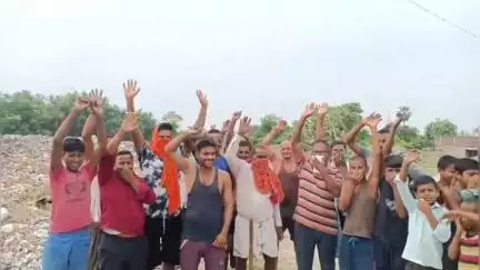 जोगापट्टी: मच्छरगांवा नगर के वार्ड नंबर-3 कारखाना टोला में लगा पांच फीट ऊंचा कचरे का अंबार, ग्रामीणों ने किया प्रदर्शन #jansamasya
