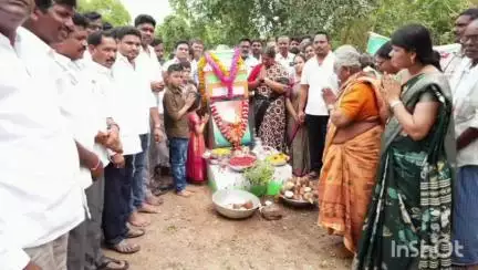వెంకటాపురం: జగ్గన్నపేటలో తన సోదరుడు సాంబన్న వర్ధంతి కార్యక్రమంలో పాల్గొన్న మంత్రి సీతక్క