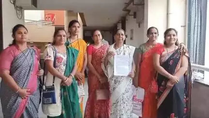धुळे: साक्री रोड अजिक्यतारा सोसायटीतील महिलांची पाणीपुरवठा प्रश्नी महापालिकेत आयुक्तांच्या दालनासमोर निदर्शने #Jansamasya