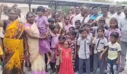 గంగాధర నెల్లూరు: కొత్తూరులోనే పాఠశాల నిర్వహించాలని కలెక్టరేట్‌ వద్ద విద్యార్థుల తల్లిదండ్రులు నిరసన #localissue