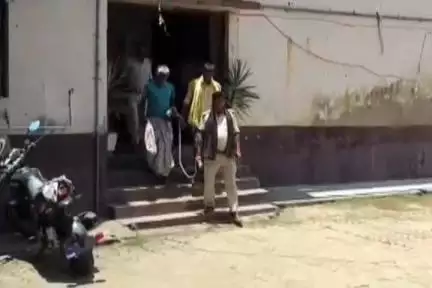 हलसी: कैंदी गांव से पुलिस ने वारंटी पिता-पुत्र को किया गिरफ्तार, पेशी के लिए लखीसराय कोर्ट भेजा