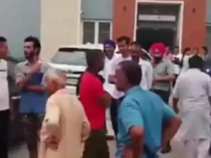 ਹੁਸ਼ਿਆਰਪੁਰ: ਔਰਥੋ ਕੇਅਰ ਹਸਪਤਾਲ ਦੇ ਸਾਹਮਣੇ ਕਾਰ ਚਾਲਕ ਨੇ ਪਾਰਕਿੰਗ ਵਿੱਚ ਖੜ੍ਹੀ ਕਾਰ ਵਿਚਾਲੇ ਮਾਰੀ ਟੱਕਰ