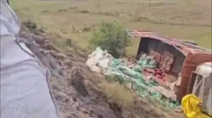 नौबतपुर: बिहटा सरमेरा पथ पर स्थित हेमनचक गांव के पास कोल्ड ड्रिंक्स लदा ट्रक खाई में पलटा, चालक मामूली रूप से जख्मी
