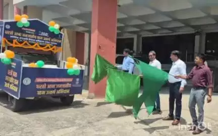 लातेहार: समाहरणालय प्रांगण से उपायुक्त ने धरती आबा जनजातीय ग्राम उत्कर्ष अभियान के प्रचार रथ को हरी झंडी दिखाकर रवाना किया