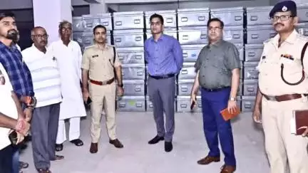 मोतिहारी: डीएम व एसपी ने ईवीएम वीवीपैट वेयरहाउस का संयुक्त रूप से किया निरीक्षण