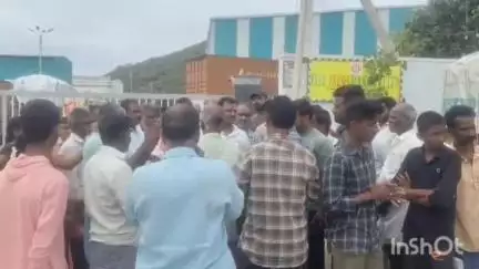 పూతలపట్టు: తక్కువ ధరకు మామిడి కాయలు తీసుకుంటున్నారని తవణంపల్లి మండలంలోని ఎఫ్ త్రీ జ్యూస్ ఫ్యాక్టరీ వద్ద మామిడి రైతులు ఆందోళన #localissue