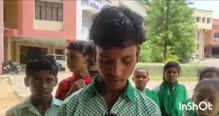 लातेहार: उत्क्रमित मध्य विद्यालय लावागढ़ा के छात्रों ने टीसी के नाम पर पैसे लेने का आरोप लगाकर डीएसई से कार्रवाई की मांग की