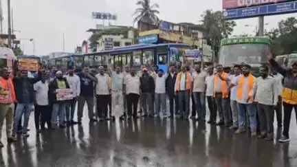 ಧಾರವಾಡ: ಕಾಲ್ತುಳಿತ ಪ್ರಕರಣದ ನೈತಿಕ ಹೊಣೆ ಹೊತ್ತು ಸಿಎಂ, ಡಿಸಿಎಂ ರಾಜೀನಾಮೆಗೆ ನಗರದಲ್ಲಿ ಬಿಜೆಪಿ ಕಾರ್ಯಕರ್ತರ ಪ್ರತಿಭಟನೆ