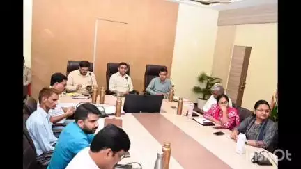 धार: कलेक्टर प्रियंक मिश्रा ने कलेक्टर कार्यालय में समयावधि पत्रों की समीक्षा बैठक ली, दिए निर्देश