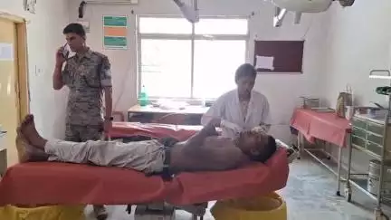 सिमडेगा: सिमडेगा-राउरकेला मार्ग पर अर्जुनढोड़ा के पास हाईवा की टक्कर से मोटरसाइकिल सवार तीन लोग घायल