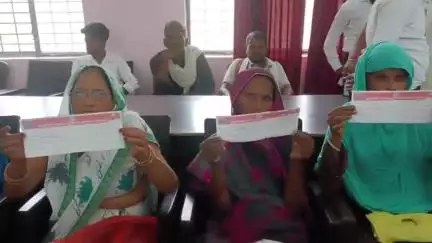 पुवायां: मुख्यमंत्री कृषक दुर्घटना बीमा योजना के तहत पुवायां तहसील में सहायता राशि के चेक वितरित किए गए