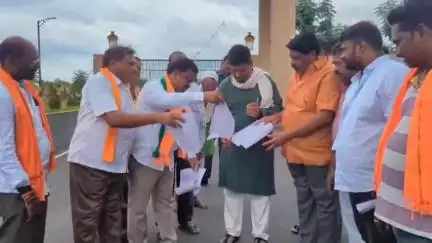 సిర్పూర్ టి: జిల్లా కలెక్టర్ కార్యాలయం ముందు జీవో నెంబర్ 49 ప్రత్తులను దహనం చేసిన ఎమ్మెల్యే పాల్వాయి, బిజెపి నాయకులు