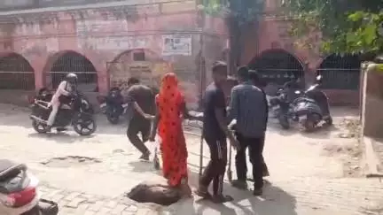 एटा: गांव भागीपुर में मकान की शटरिंग बांधते समय बीम खिसकने से मलबे में दबकर 24 वर्षीय युवक गंभीर रूप से हुआ घायल