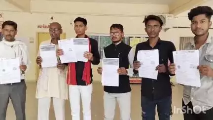 बांदा: अछरौड़ गांव के ग्रामीण कलेक्ट्रेट पहुंचे, सीसी रोड निर्माण में प्रधान व सचिव पर धांधली का आरोप लगाया