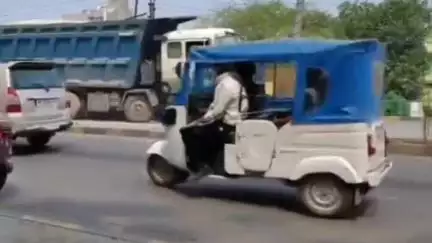 कीडगंज थाना अंतर्गत नैनी नया पुल पर ट्रक अनियंत्रित होकर डिवाइडर पर चढ़ा, टली बड़ी दुर्घटना