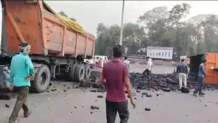 सिंगरौली: जयंत वर्कशॉप मोड पर कोयला लदा ट्रेलर पलटा, सड़क पर कोयला बिखरने से लगा जाम