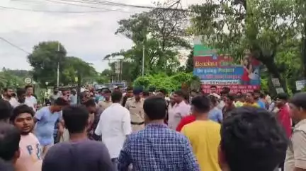 বারুইপুর: বারইপুর বাইপাশে পথ অবরোধে উপস্থিত হলেন বাড়িপুর থানার আইসি, সৌমজিত রায়