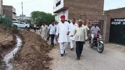 रतनगढ़: रतनगढ में पानी निकासी की समस्या से मोहल्ले वासियों ने विधायक पूसाराम गोदारा को कराया अवगत, विधायक मौके पर पहुंचे