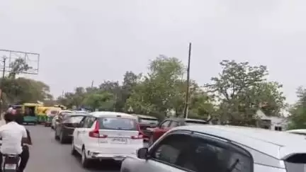 सोरांव: फाफामऊ पुल पर ट्रक खराब होने के कारण लगा जाम, राहगीर हुए परेशान