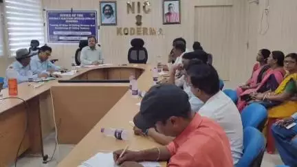 कोडरमा: समाहरणालय में भारत निर्वाचन आयोग के निर्देश पर मतदान केंद्रों पर नजरी नक्शा, जिओ फेंसिंग को लेकर कर्मियों को प्रशिक्षण