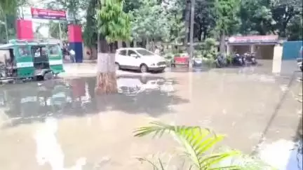 बरेली: तेज बारिश के बाद इज्जतनगर थाना परिसर में हुआ जलभराव, पुलिसकर्मियों और फरियादियों को हुई परेशानी