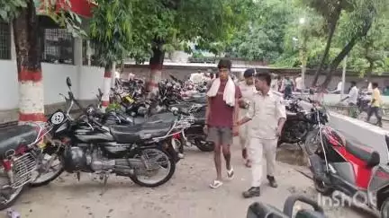 मधेपुरा: पथराहा गांव में पुलिस ने छापा मारकर 21 ग्राम स्मैक, ₹3200 और तराजू के साथ एक पुरुष व दो महिलाओं को किया गिरफ्तार