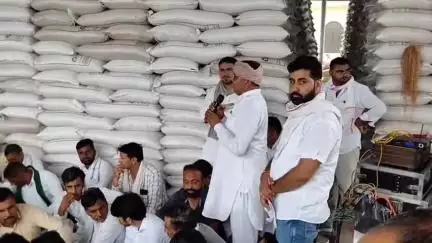 रावतसर: रावतसर में नकली डीएपी प्रकरण को लेकर किसानों का धानमंडी में आक्रोश, महा पंचायत व चक्का जाम कार्यक्रम आयोजित