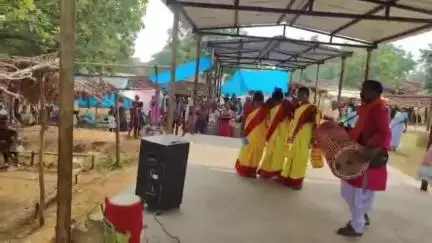 केरसई: बाघचट्टा बाजार में सूचना एवं जनसंपर्क विभाग के कलाकारों ने गीत-संगीत से नशा मुक्ति पर जागरूकता फैलाई