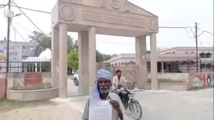 मंझनपुर: मंझनपुर में डीएम से शिकायत करने पहुंचे बुजुर्ग ने कहा- लेखपाल ने विपक्षियों के नाम कर दी जमीन, जान से मारने की धमकी