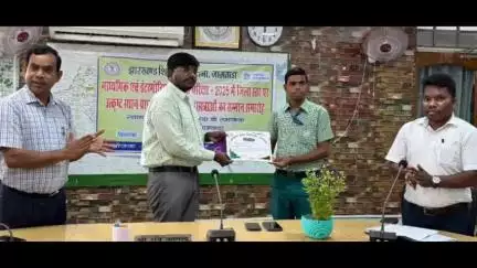 जामताड़ा: DC ने समाहरणालय में मैट्रिक व इंटरमीडिएट परीक्षा में ज़िला स्तर पर अव्वल रहने वाले छात्र-छात्राओं को किया सम्मानित