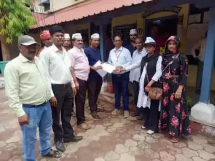 सिहोरा: आधार सेवा केंद्रों की दुर्दशा पर 'आप' ने राष्ट्रपति के नाम नायब तहसीलदार को सौंपा ज्ञापन