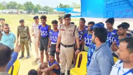 मोतिहारी: पुलिस केंद्र में गृहरक्षकों के स्वच्छ नामांकन के लिए आज डीएम और एसपी ने किया शारीरिक दक्षता की जांच का निरीक्षण