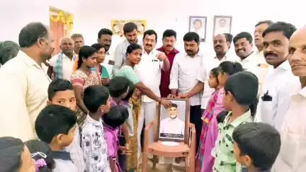 పలమనేరు: వీ.కోట: చంద్రబాబు చిత్రపటానికి పాలాభిషేకం చేసిన విద్యార్థులు మహిళలు, తల్లికి వందనం అందిందని కృతజ్ఞతలు తెలిపారు