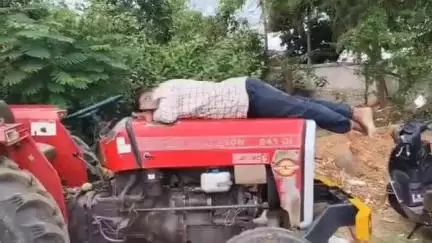 గంగాధర నెల్లూరు: గంగాధర నెల్లూరులోని మామిడి ఫ్యాక్టరీ వద్ద చిత్తూరు-పుత్తూరు జాతీయ రహదారిపై కిలోమీటర్ల మేర నిలిచిపోయిన ట్రాక్టర్‌లు