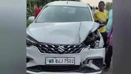 গাজোল: মশাল দিঘী ১২ নং জাতীয় সড়ক এলাকায় ছোট 4 চাকার গাড়ির ও টোটোর সংঘর্ষের জেরে টোটো প্যাসেঞ্জার  মৃত্যু হলে চালক জখম হয়