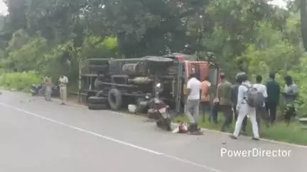 ଡାବୁଗାଁ: ମଇଦଲପୁର ଥାନା ଆମପାଣି ଘାଟିର ଜୁନାପାଣି ବୁଲାଣିରେ କୁଣ୍ଡା ବୋଝେଇ ଟ୍ରକ ଓଲୋଟି ଜଣେ ମୃତ ଓ ଦୁଇ ଆହତ