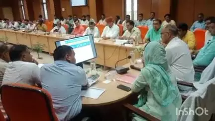 चूरू: जिला परिषद सभागार में समीक्षा बैठक हुई संपन्न, मंत्री कन्हैया लाल चौधरी ने अधिकारियों को दिए दिशा-निर्देश