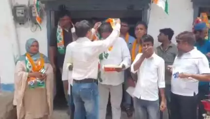 धनबाद/केंदुआडीह: भूली के आजाद नगर में कांग्रेस नगर अध्यक्ष गंगा वाल्मीकि ने नए पदाधिकारी का स्वागत किया