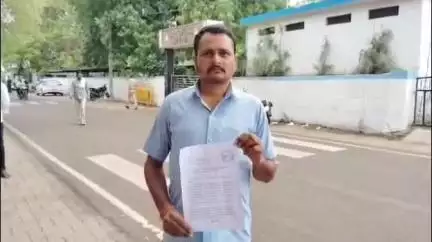 शिवपुरी नगर: सिलरा और नैकोरा के बीच ट्रैक्टर पलटने से एक युवक की हुई मौत, हत्या का झूठा केस दर्ज करवाने हेतु दवाब बना रहा रेत माफिया