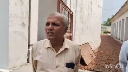 धामपुर: नहटौर के जेवीएम इंटर कॉलेज के खेल मैदान में नियमों के विपरीत प्रदर्शनी लगाने की शिकायत पर जांच करने पहुंची टीम