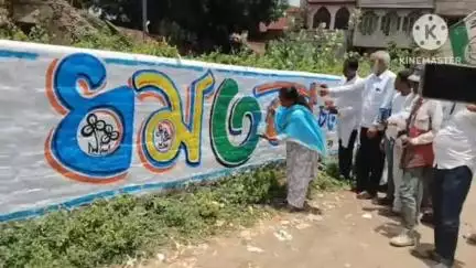 খানাকুল ১: 21 জুলাইয়ের সমর্থনে কালীপুরে দেওয়াল লিখন করলেন সাংসদ